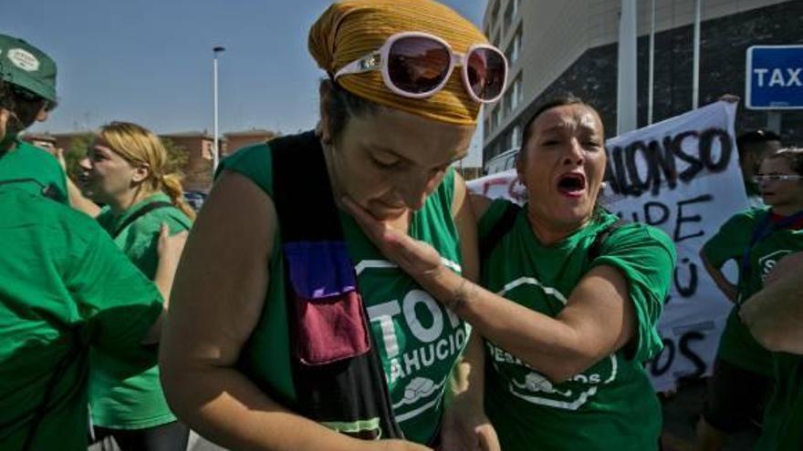 Guadalupe Herrerías, a las puertas del juzgado presentando un escrito para frenar el desalojo.