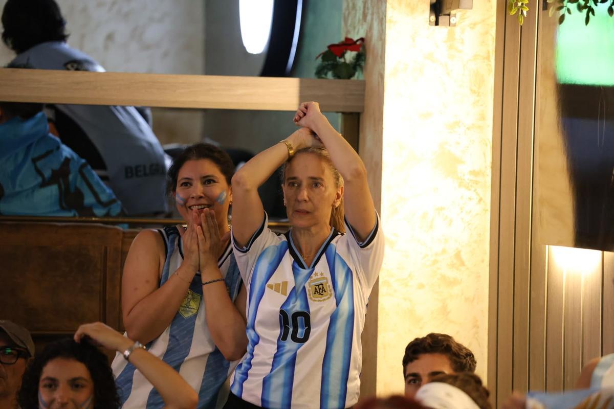 Los aficionados argentinos en Córdoba vibran con su equipo en la final del Mundial 2026