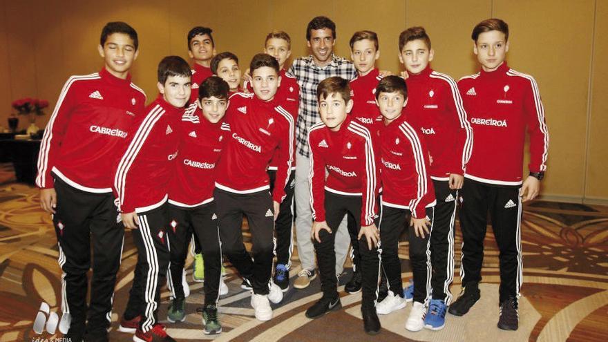 El equipo vigués posa con Raúl, embajador de la Liga y que ayer visitó a los participantes. // LFP