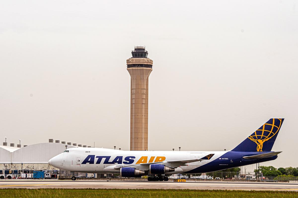 Avión de la compañía Atlas Air parado en el Aeropuerto Internacional de Miami, Florida.