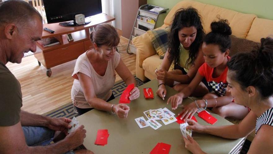 Una familia de acogida del programa Vacaciones en Paz con niños saharauis