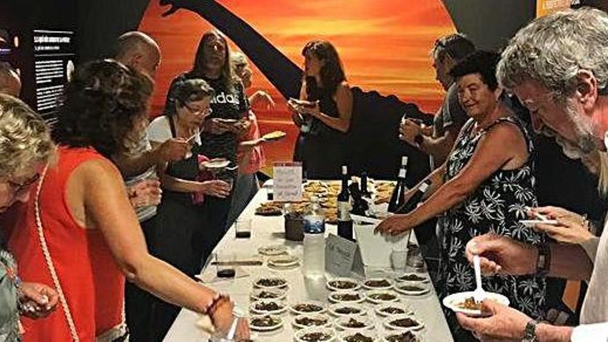 Participants en el Sopar Cretaci celebrat a Dinosfera de Coll de Nargó