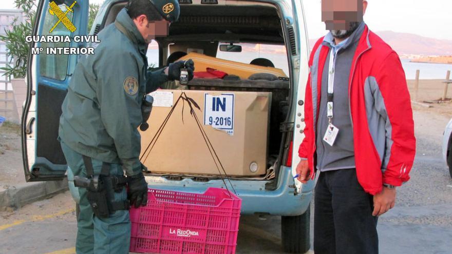 Sorprenden a dos pescadores furtivos con 25 kilos de langostino del Mar Menor