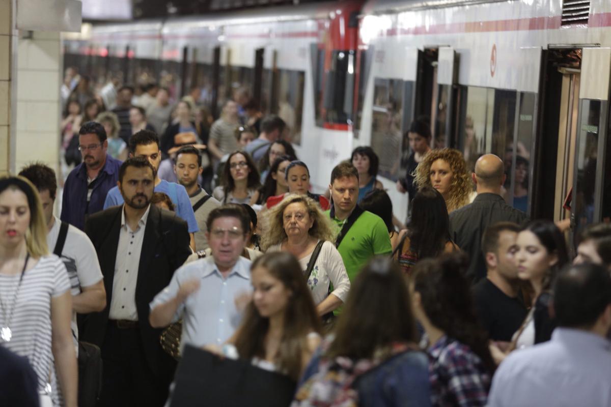 Usuarios salen de los trenes, en la estación de Renfe de plaza de Catalunya.