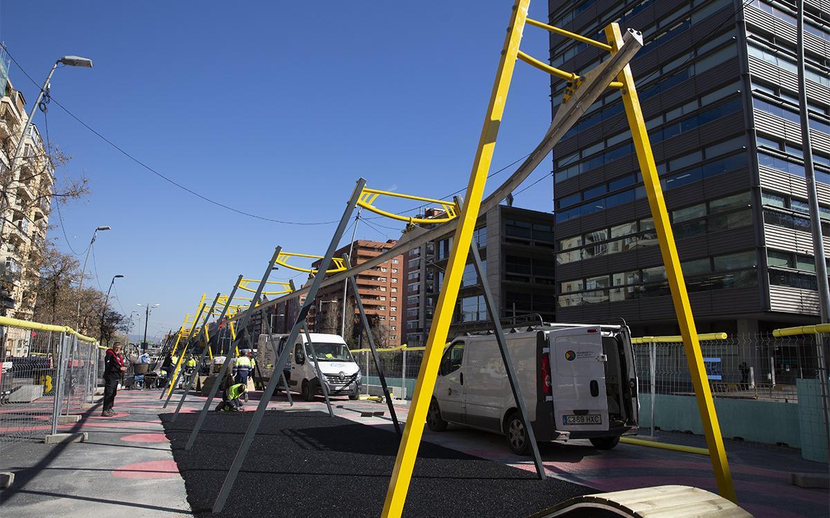 Instalación de tirolinas en Gran Via cerca de Glories delante del centro comercial 