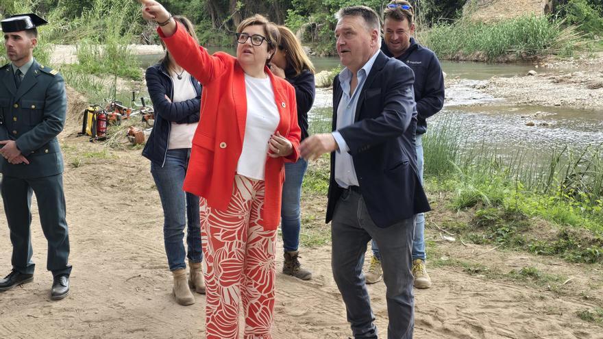 La subdelegada del Gobierno en Castellón, Antonia García Valls, ha visitado las obras emergencia que se están llevando a cabo en Montanejos para la adecuación de los cauces afectados por la DANA