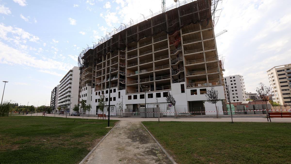 Obras de construcción de un edificio residencial en el barrio de Jesús de la ciudad de Zaragoza.