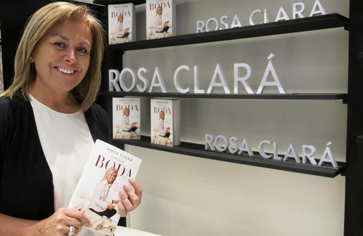 La dissenyadora Rosa Clará, durant la presentació del seu primer llibre ’Secretos de boda’, una guia pràctica sobre tot el que s’ha de tenir en compte a l’hora d’organitzar un enllaç.