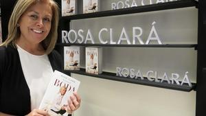 La diseñadora Rosa Clará, durante la presentación de su primer libro ’Secretos de boda’, una guía práctica sobre todo lo que hay que tener en cuenta a la hora de organizar un enlace. 