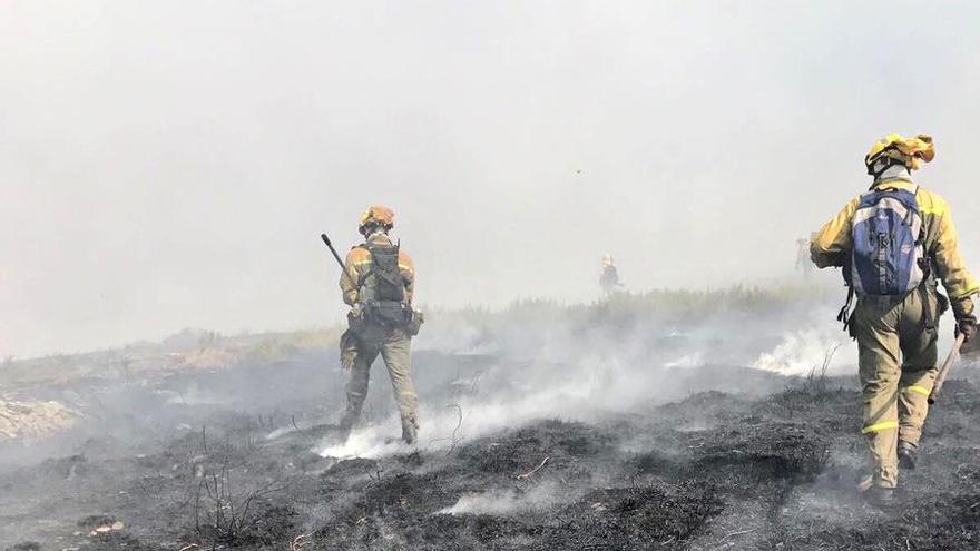 Brigadistas combatiendo las llamas en Laza. // @BrifLaza