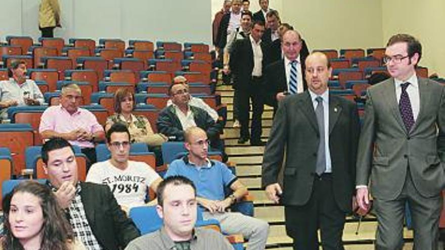 Autoridades, docentes y alumnos, ayer, en el Aula Magna de la Politécnica.