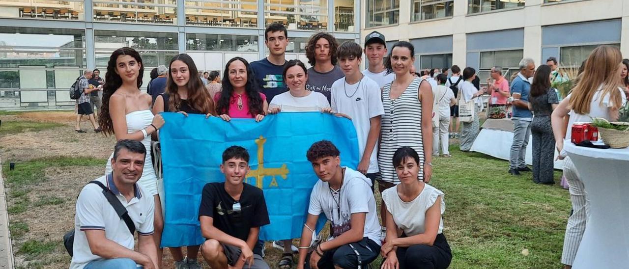 De izquierda a derecha y de atrás adelante: Pablo Rubio, César Suárez, Valdimir Iarunichev, Carlota Gancedo, Eva Fernández, Susana del Busto, Patricia Peña, Izan Poveda, Elisa Cueto, Juan Carlos Campo, Miguel Rodríguez, Alejandro Daniel Porras y Macarena Martínez.