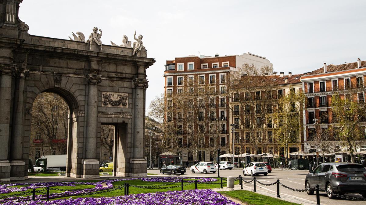 Vista parcial de la Plaza de la Independencia de Madrid, en la que se ubica la Puerta de Alcalá