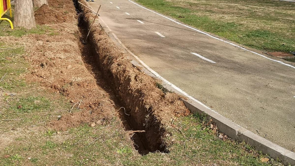 Zanja creada por los operarios municipales.