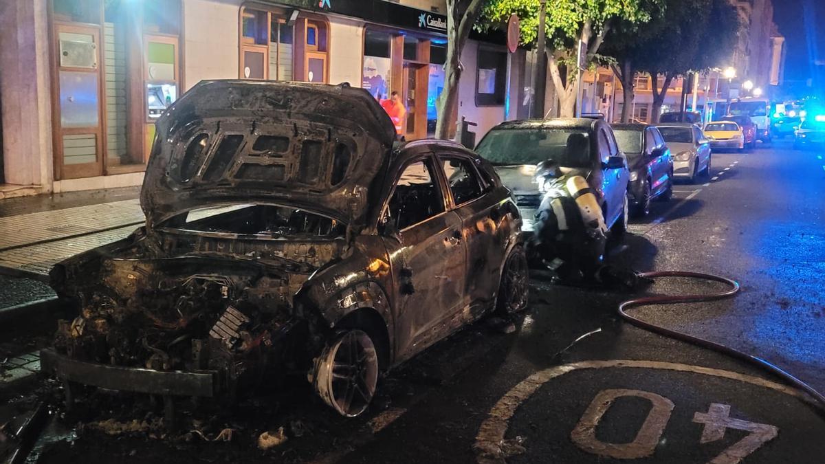 Arden dos coches y tres contenedores de basura en Tomás Morales