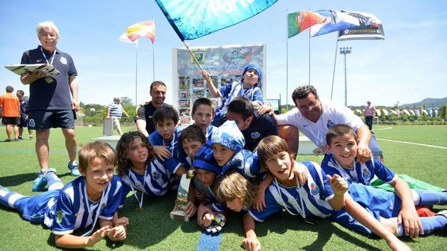 El equipo del Porto tras la victoria lograda en la final del torneo pontevedrés.