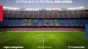 El Camp Nou luce el símbolo femenino en su terreno de juego con motivo del Día de la Mujer