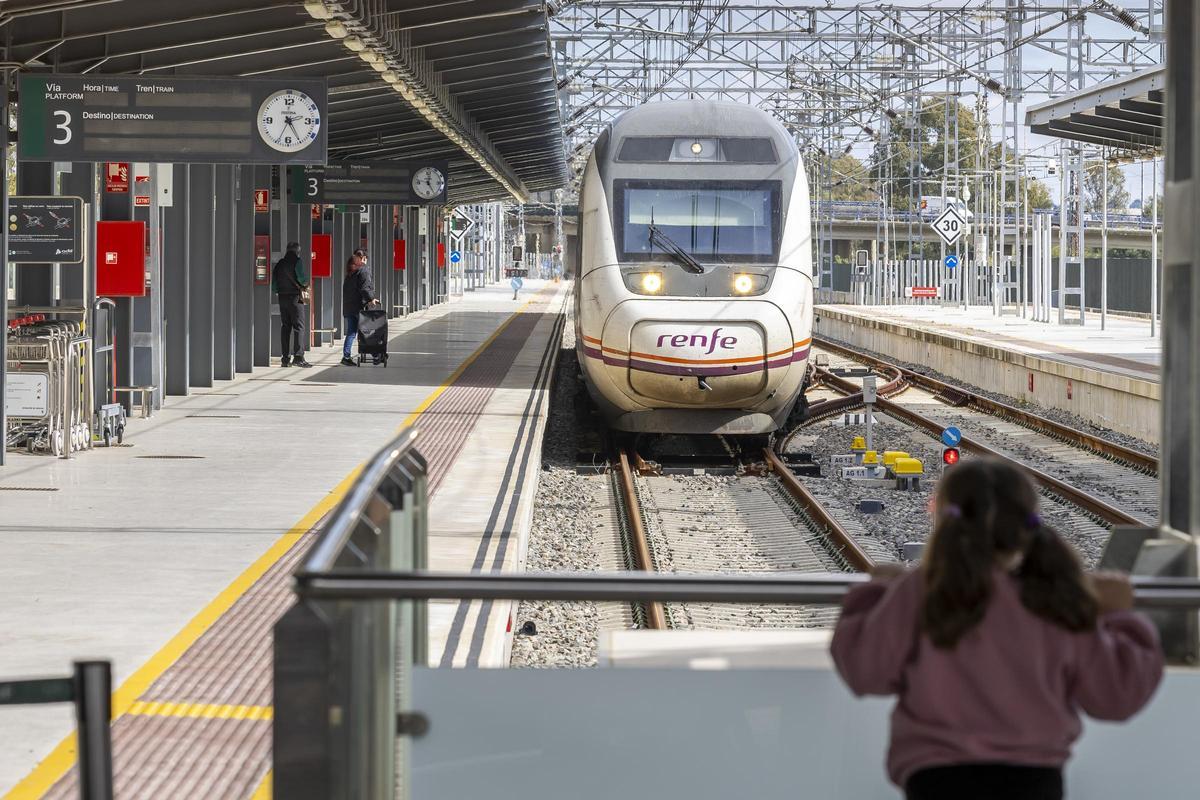 Un tren de Renfe estacionado en Huelva.