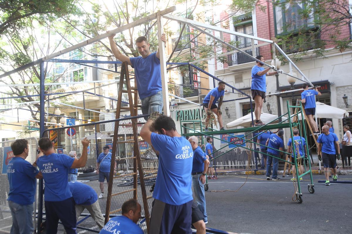 Montaje de una barraca en Alicante en imagen de archivo