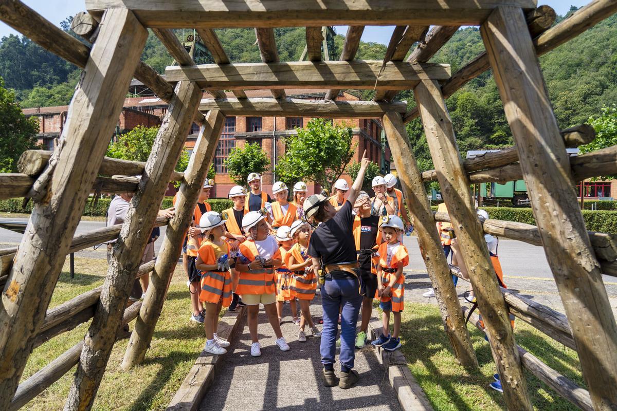 Un grupo de niños, durante una visita guiada al Pozo Sotón de Hunosa.