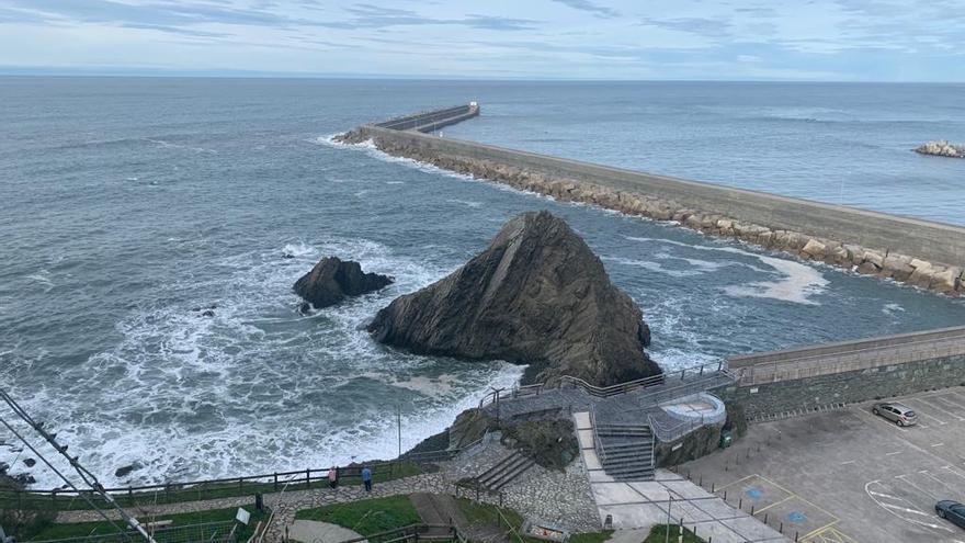 Desembocadura del Nalón y, en primer término, el espigón de San Esteban y el el aparcamiento, con la playa del Garruncho a la izquierda, durante la subida a la ermita del Espíritu Santo.