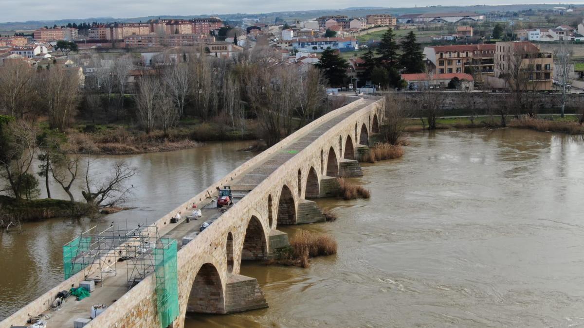 El espectacular avance de la obra del Puente de Piedra de Zamora, a vista de dron.