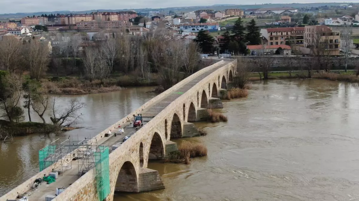 La historia de las obras del Puente de Piedra de Zamora llega a su capítulo final