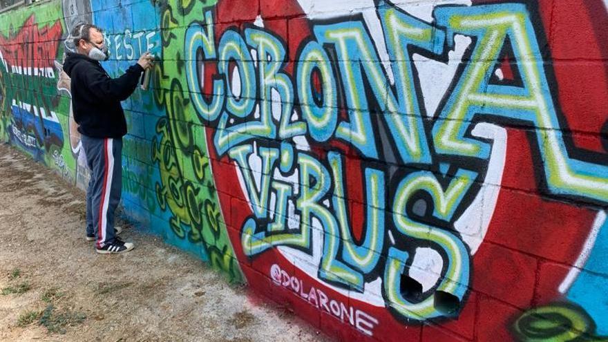 Dolar One elaborando el grafiti en Alicante