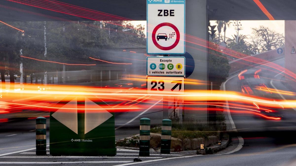 Cartel informativo sobre la zona de bajas emisiones en la Ronda Litoral