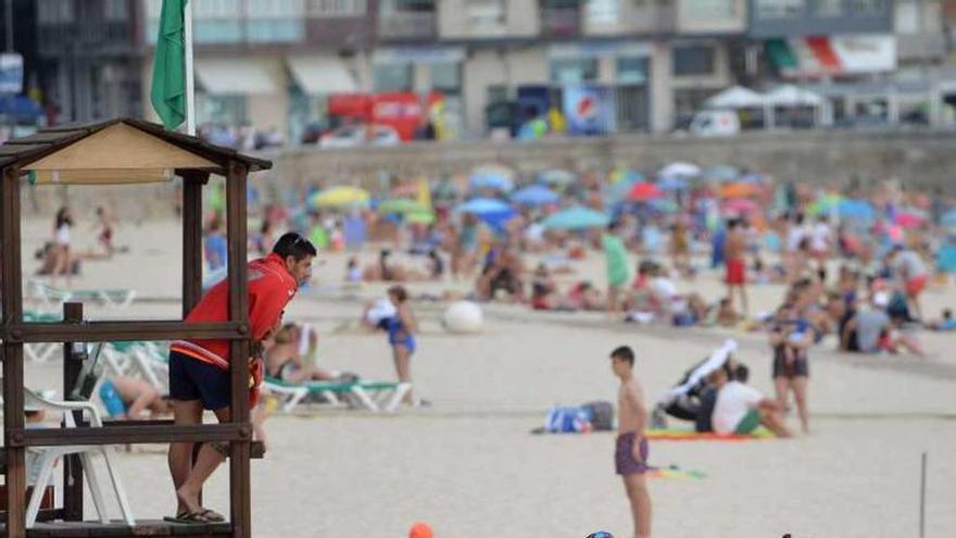 Socorristas en la playa de Silgar. // G.Santos