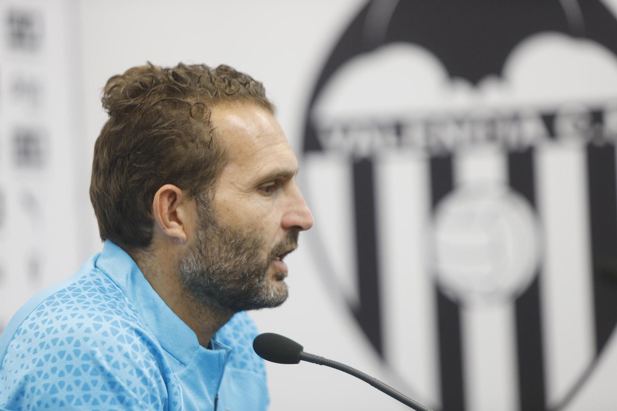 Rueda de prensa del entrenador del Valencia CF Rubén Baraja