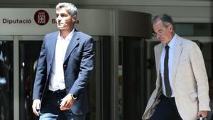 Joaquín Aguirre (dreta) surt d’un edifici de la Diputació de Barcelona, després d’un registre el 2018.   | TONI ALBIR / EFE