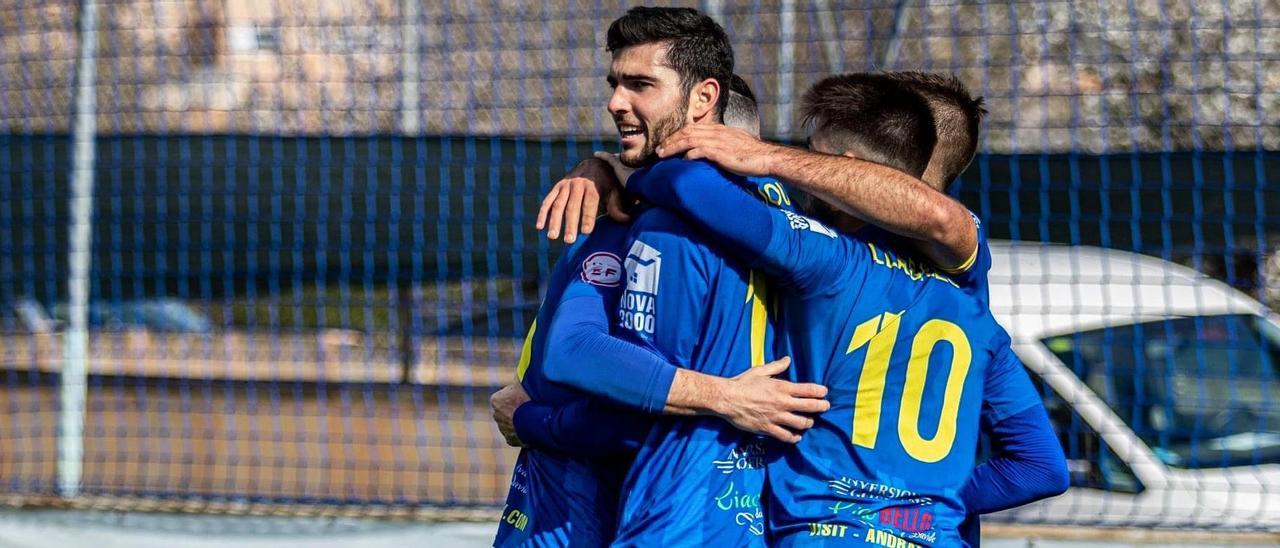 Los jugadores del Andratx celebran un gol