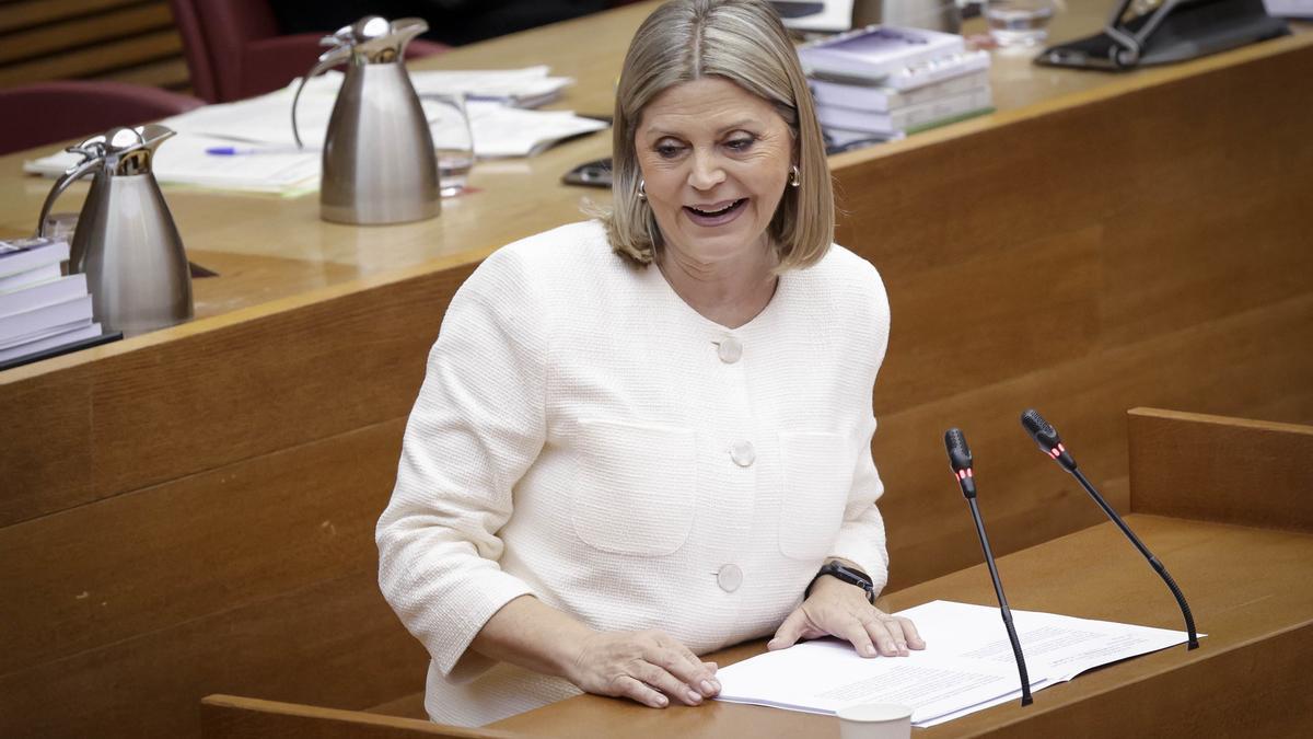 Carmen Ortí, la nueva consellera de Educación en su primera intervención en Las Corts.