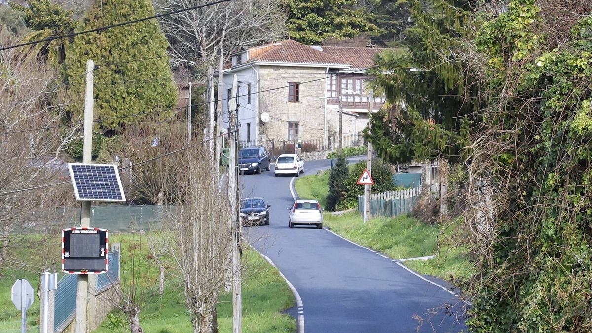Un medidor de velocidad ubicado en la parroquia de Laraño, en Santiago