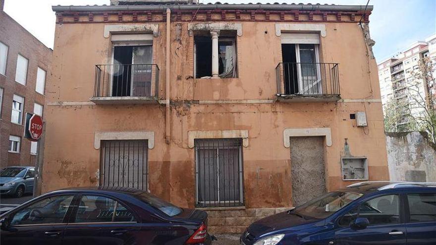 Los bomberos sofocan el incendio de una casa okupada en la calle Viva España