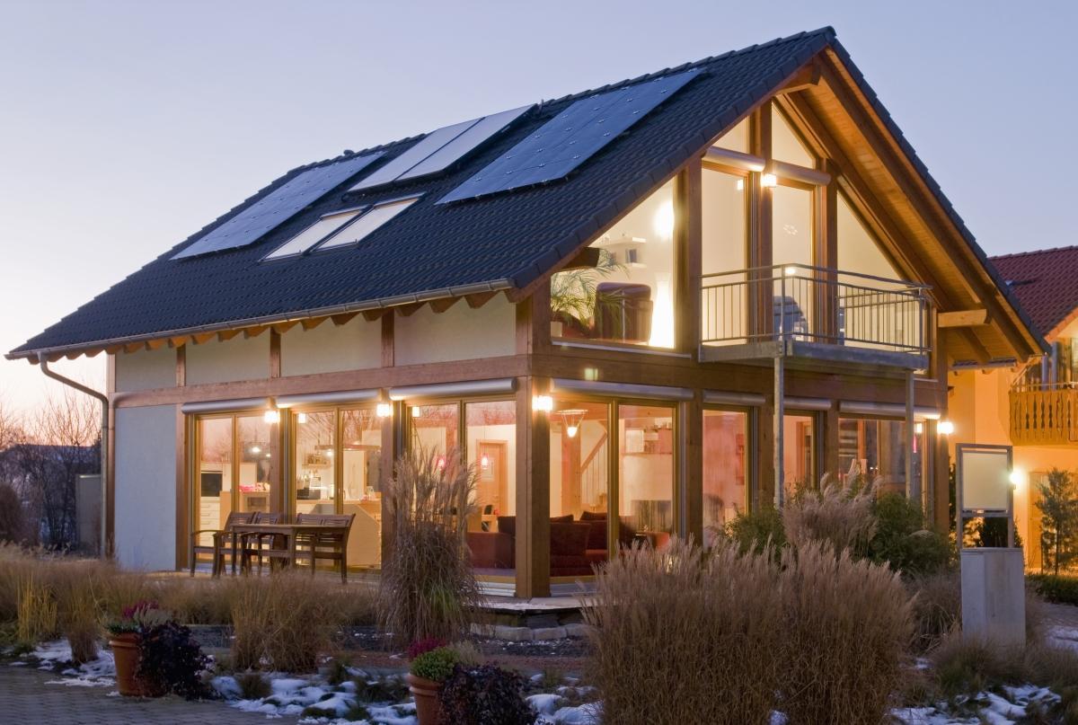 Con las placas solares las viviendas pueden autoabastecerse de energía limpia