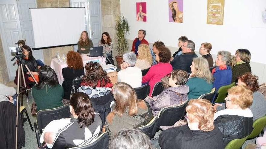 El debate se celebró ayer en la sede de la Casa da Bola. // G.Núñez