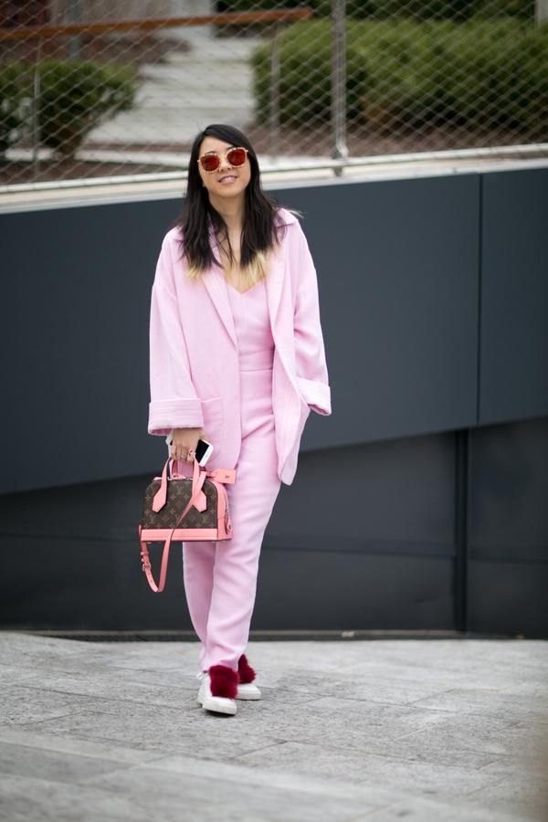 Traje rosa y zapatillas con pompones