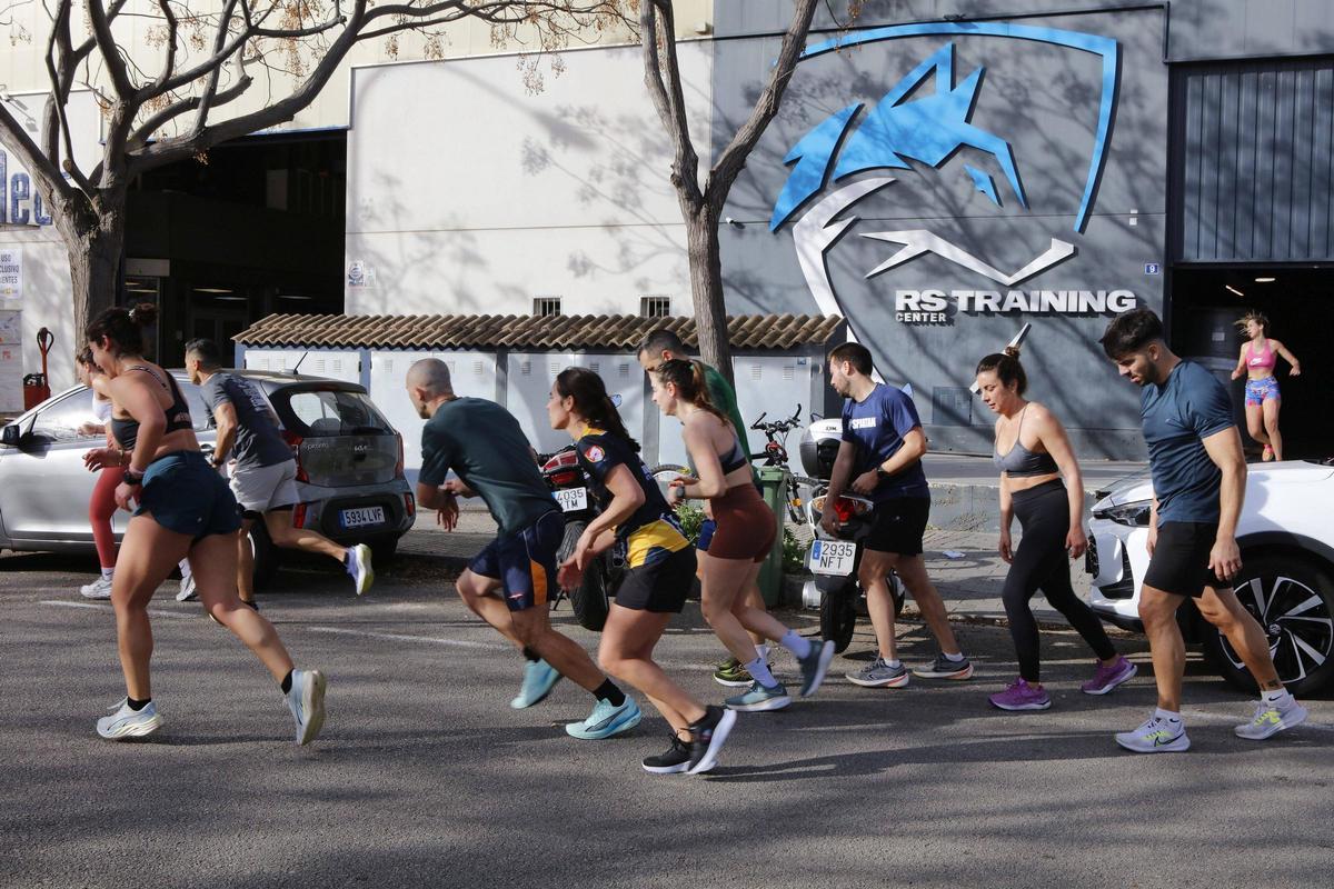 Der Hyrox-Wettbewerb beinhaltet insgesamt acht Läufe von jeweils 1.000 Meter Länge zwischen den einzelnen Übungen. Hier Sportler von RS Training beim Lauf durchs Gewerbegebiet.