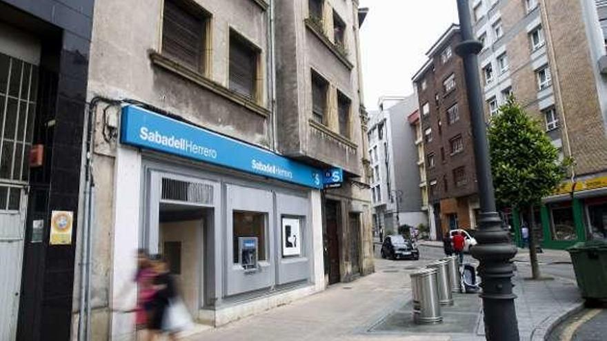 La sucursal bancaria atracada el jueves.