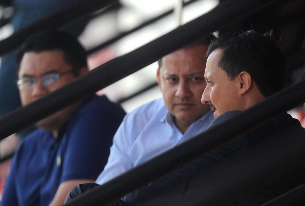 Anil Murthy, atento al entrenamiento del Valencia