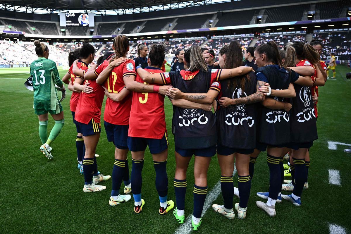 Las jugadoras españolas forman un grupo antes del partido de fútbol del Grupo B de la Eurocopa Femenina de la UEFA 2022 entre España y Finlandia en el Estadio MK en Milton Keynes.