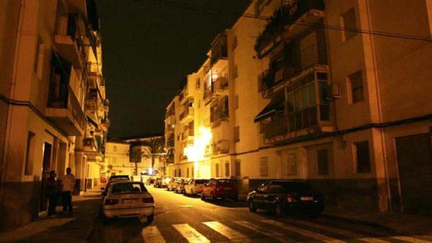 Una de las calles del barrio de San Antón, con la manzana de la izquierda sin luz y la de la derecha con luz.