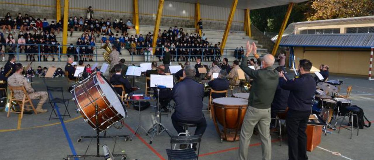 Un momento de la actuación de ayer de la Banda de la Escuela Naval de Marín en Bueu.