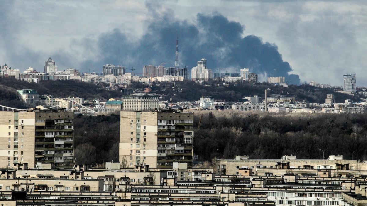El humo se eleva sobre parte de la capital ucraniana que se encuentra en la margen derecha del río Dnipro durante el cuarto día de la invasión rusa de Ucrania.