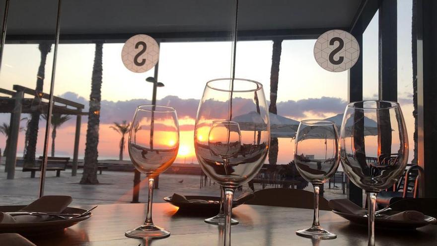El restaurante disfruta de una privilegiada vista al mar.