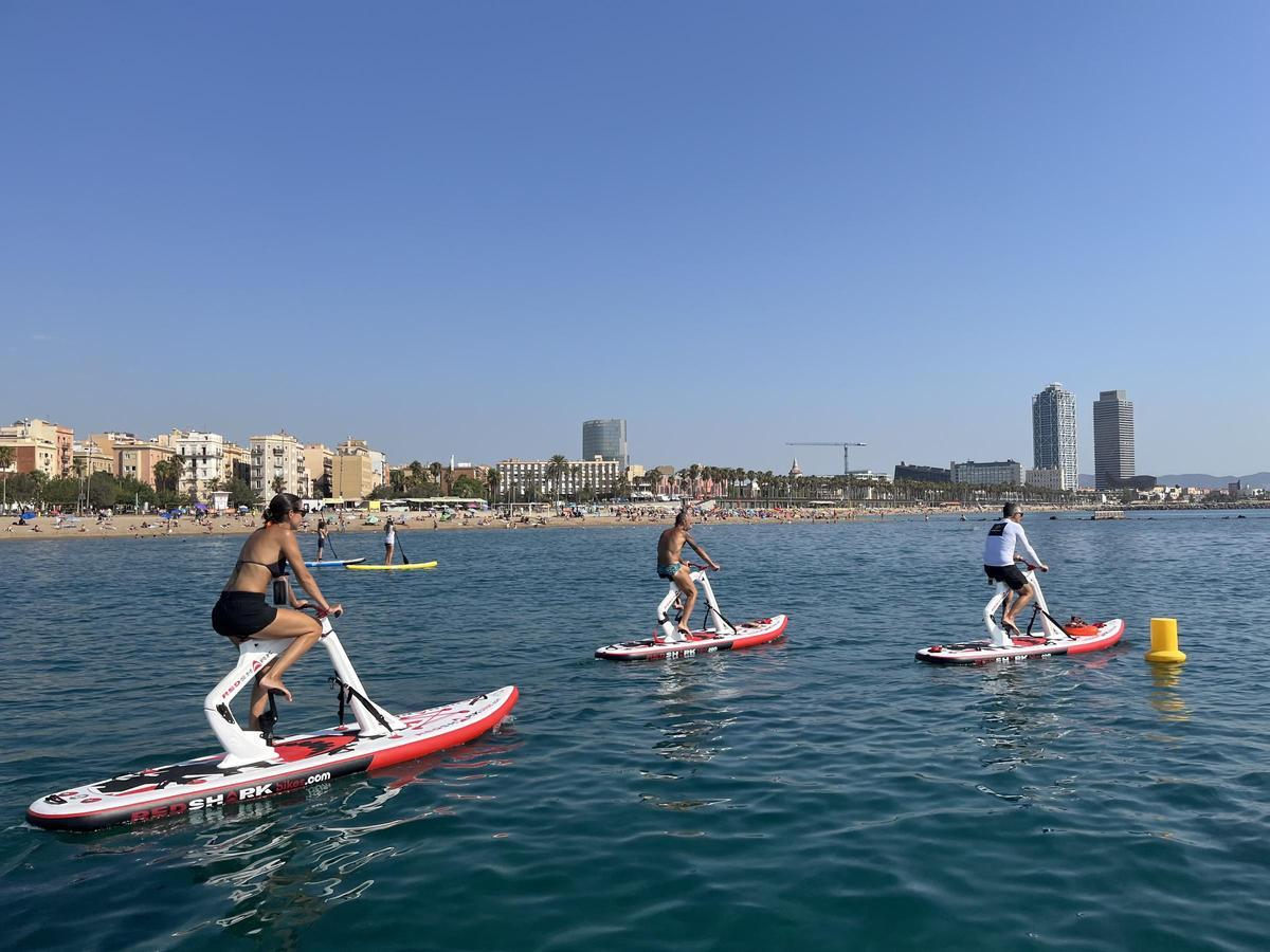 Bikesurf, las nuevas bicis acuáticas  surfean en la playa de la Barceloneta