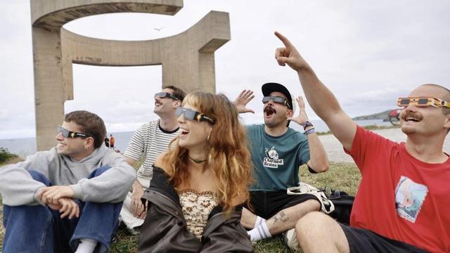1.-En el "Elogio del horizonte" de Gijón. Por la izquierda, Miguel Fernández, José Enrique Iglesias, Elia Pérez, Sebastián Tombazzi y Lucas Cid.