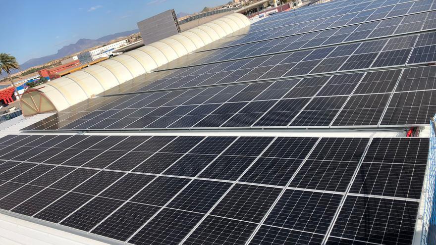 Mercalicante estrena una planta solar fotovoltaica que evitará la emisión de 88 toneladas de CO2 al año